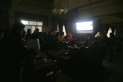 各路媒體記者探班《大河兒女》現(xiàn)場。