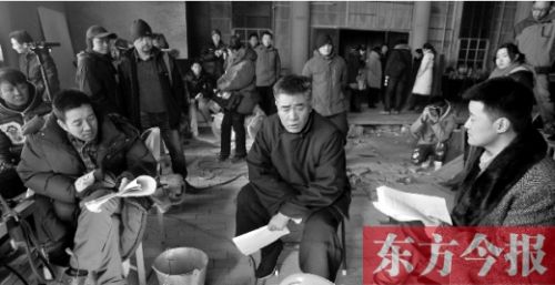 導(dǎo)演安建（左）、主演陳寶國(guó)等坐在一起說戲