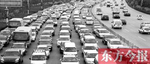21日，鄭州市中州大道，大量擁堵的汽車將寬寬的道路變成“停車場”