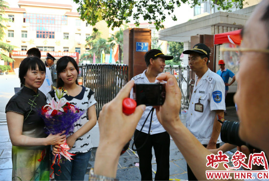 父親用手中的相機(jī)記錄下這重要的一刻。