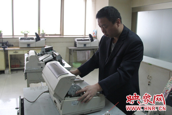 “不行，我再試一下，我一定要修好它。”遇到難題，東北人身上的那股執(zhí)拗勁讓他又堅持了下來