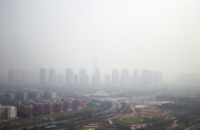 玉米秸稈煙淹了“大玉米”10月7日，霧霾籠罩下的鄭東新區(qū)CBD。