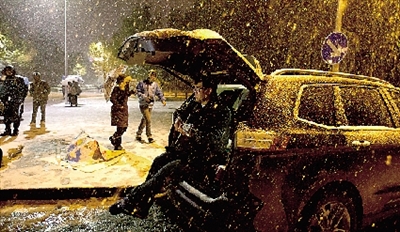 彈琴彈到手指都沒知覺了，還在一首又一首地唱。