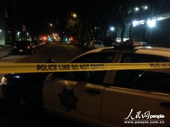 縱火案件發(fā)生在1月1日晚9時25分，舊金山當(dāng)?shù)鼐胶拖绬T幾分鐘內(nèi)趕到事故現(xiàn)場，并迅速撲滅了火情。記者1日晚趕到現(xiàn)場時，領(lǐng)館正門所在區(qū)域已經(jīng)被警察封鎖。