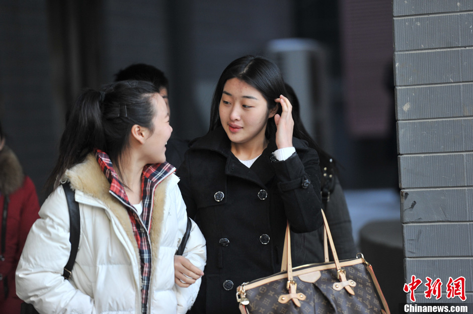 圖為表演系考生走出考場。