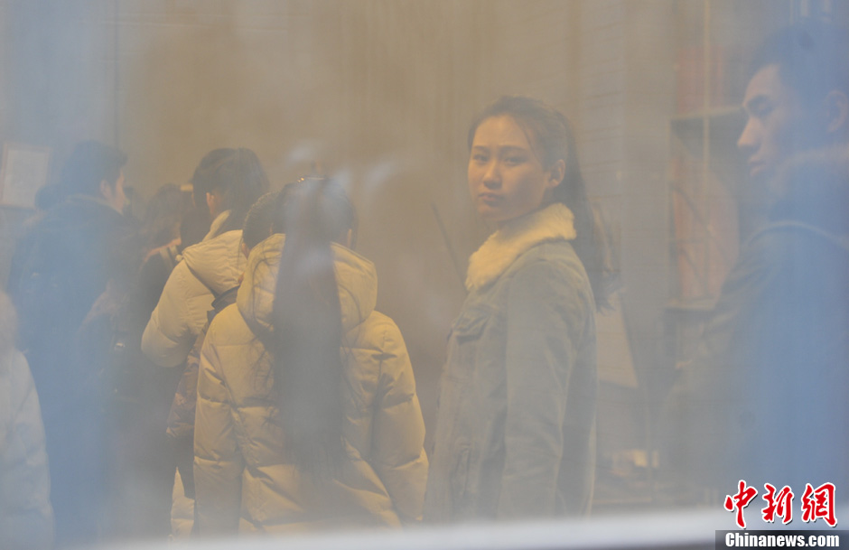 圖為表演系考生走出考場。