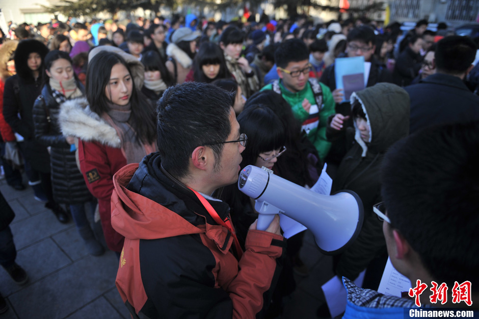 圖為報考現(xiàn)場。