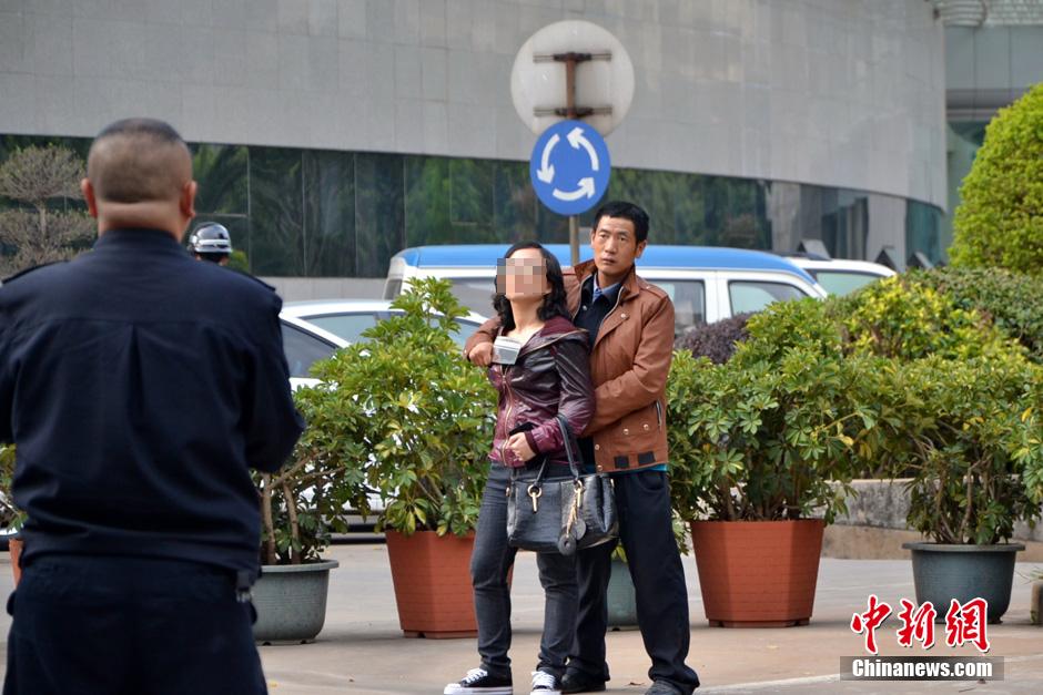 圖為劫持者與警方談判中。