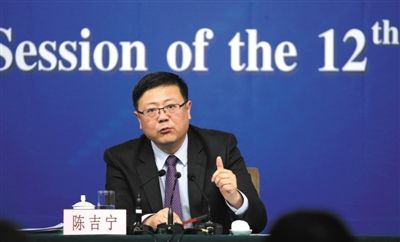 昨日，十二屆全國人大三次會議新聞中心，環(huán)保部部長陳吉寧回答中外記者提問。新京報記者 陳杰 攝
