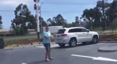 圖一：澳大利亞男子發(fā)飆的樣子被兩個(gè)兒子偷拍，并將視頻取名為“憤怒的老爹”上傳至網(wǎng)絡(luò)。