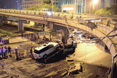 路虎車被扶正后，救援車將其拖離現(xiàn)場。