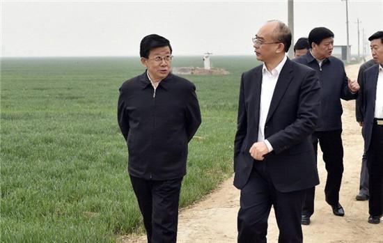 4月3日至4日，河北省委書記、省人大常委會(huì)主任趙克志，省委副書記、省政府黨組書記許勤在雄安新區(qū)調(diào)研。這是趙克志、許勤4日實(shí)地察看雄安新區(qū)核心區(qū)概貌。 圖片來(lái)源：河北新聞網(wǎng)