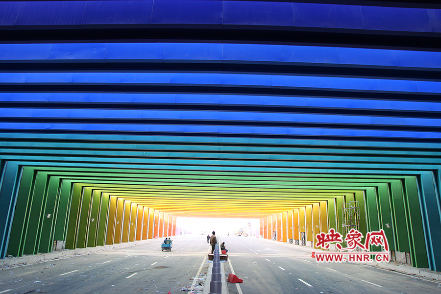 出隧道時由顏色過渡為紫色。