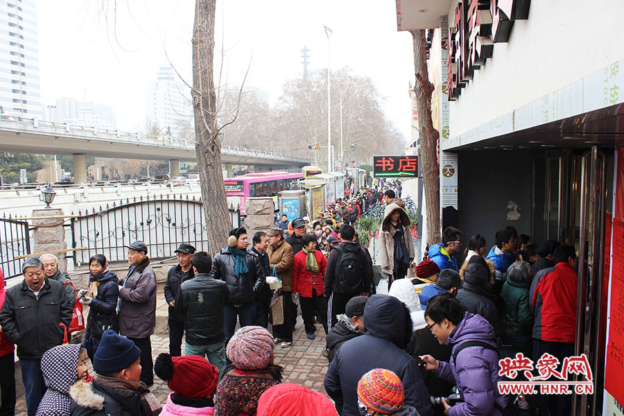 施粥現(xiàn)場排起近百米長隊。