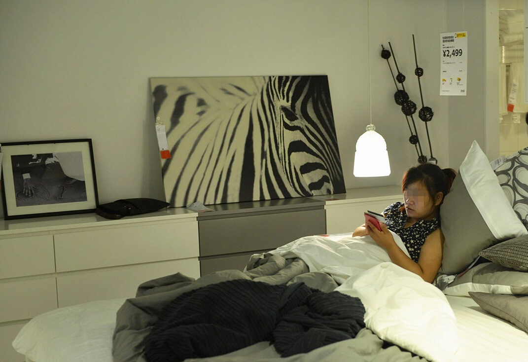 8月4日，杭州，“蹭涼族”在宜家杭州店的沙發(fā)或床鋪上休息。