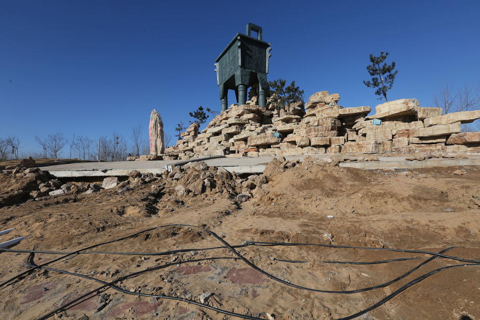 鄭州河邊建十米高銅鼎無防護(hù) 網(wǎng)友:不怕淹了？