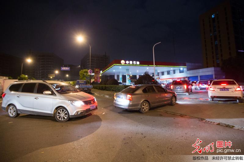 油價(jià)創(chuàng)四年來最大漲幅 杭州車主深夜排長隊(duì)加油