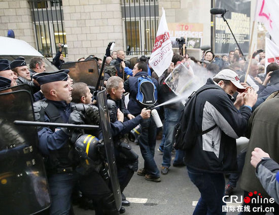 　　當(dāng)?shù)貢r間2014年11月27日，法國巴黎，法國農(nóng)民帶綿羊在埃菲爾鐵塔附近抗議，要求環(huán)保部門采取有效措施解決狼群襲擊羊群問題?！D片來源：TRICK KOVARIK/CFP