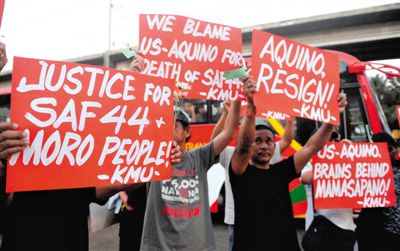 2月3日，菲律賓馬尼拉，民眾舉行示威游行悼念遇難的44名特警，并要求總統(tǒng)阿基諾下臺，對此次反恐行動失敗負責(zé)。