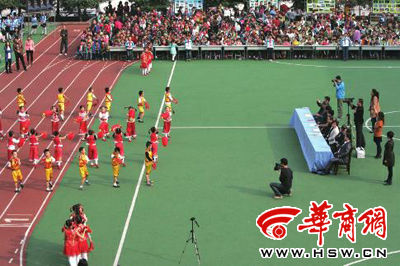 昨日，部分學生演員身著短袖短褲在表演節(jié)目 本報記者張欣攝