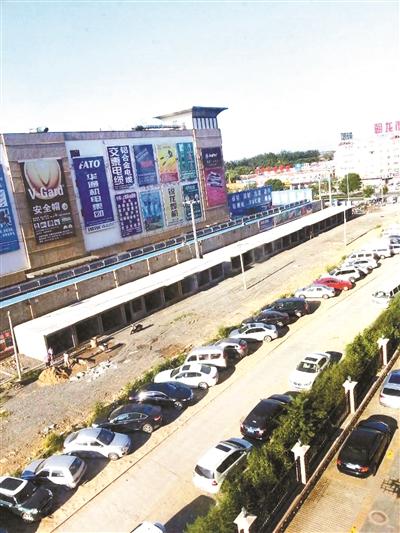 北京一商場(chǎng)旁3天蓋43間平房 城管稱(chēng)正調(diào)查