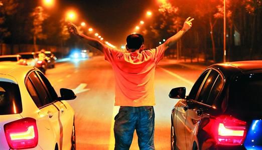 2013年8月25日凌晨，北京，在東壩大街路口進(jìn)行的一場飆車。