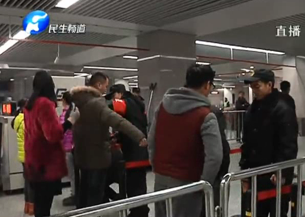 鄭州地鐵“長(zhǎng)蛇陣” 原來(lái)因?yàn)檫@個(gè)……