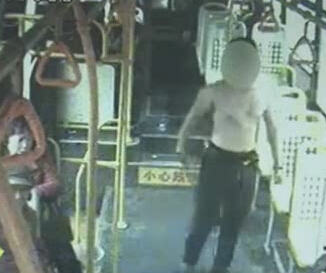 上車(chē)光膀子 這是要干啥？