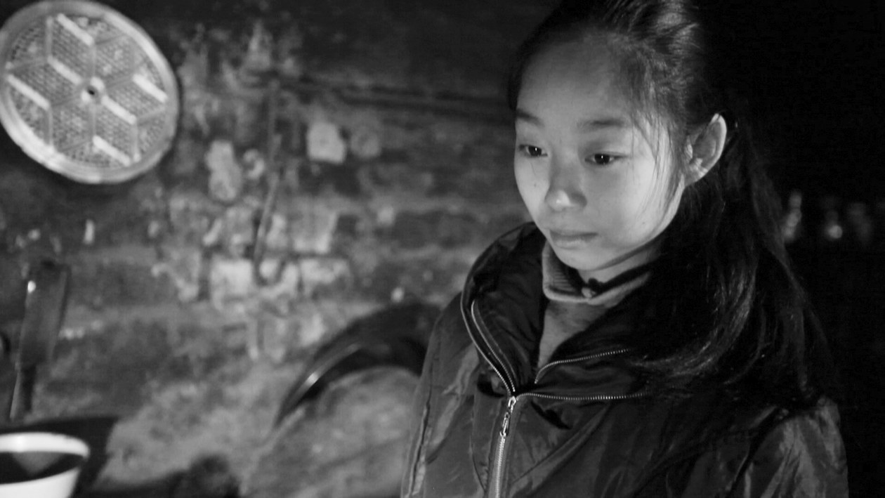 小倩倩家徒四壁，她渴望繼續(xù)讀書(shū)，改變家的現(xiàn)狀