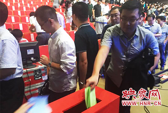 專(zhuān)家、評(píng)委、全局干部職工代表現(xiàn)場(chǎng)投票。