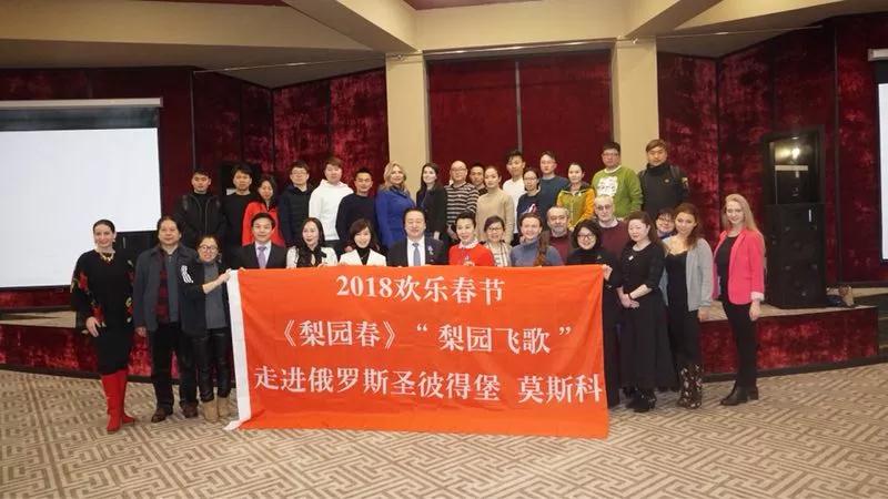 《梨園春》與俄羅斯文化學者開展座談會，共同交流中俄藝術(shù)文化的發(fā)展并互贈禮物