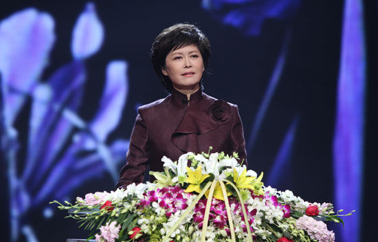 主持人敬一丹。