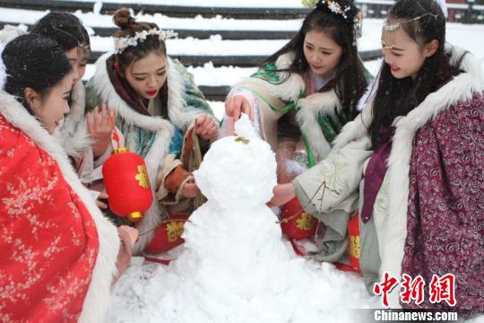 古裝美女雪中斗艷穿越古今玩“打雪仗、堆雪人”